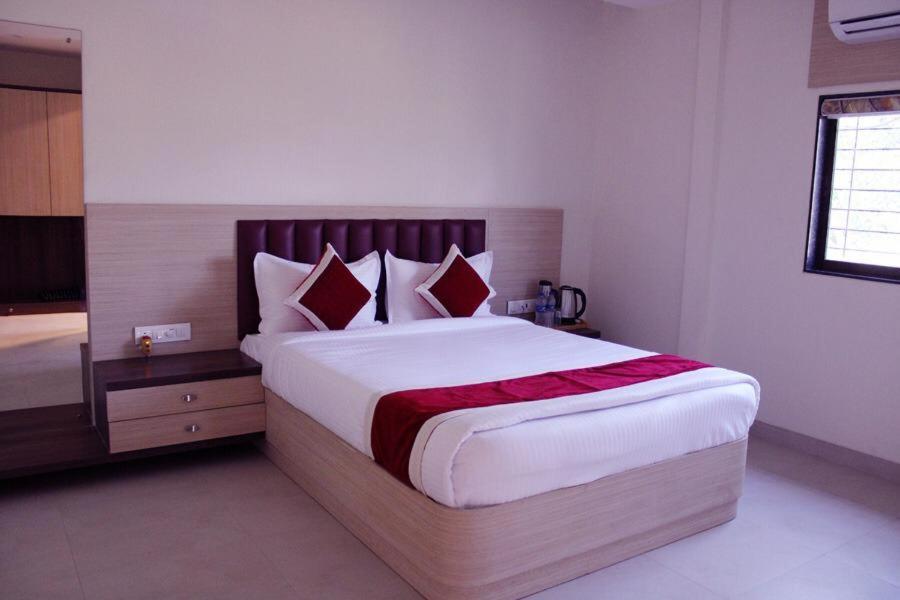 Hotel Saineel Mumbai Exterior photo